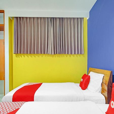 Oyo 90248 D'Em Homestay Family Кедири Экстерьер фото