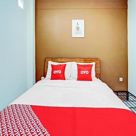 Oyo 90248 D'Em Homestay Family Кедири Экстерьер фото